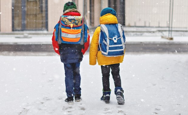 Zamknięto setki szkół. Siarczysty mróz daje się we znaki