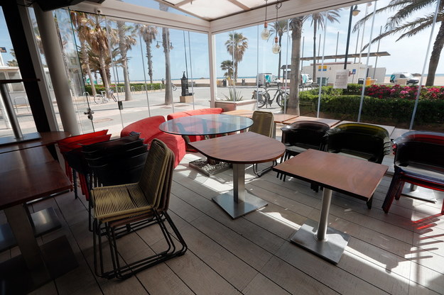 Zamknięty bar przy plaży w Walencji w Hiszpanii /Kai Foersterling /PAP/EPA