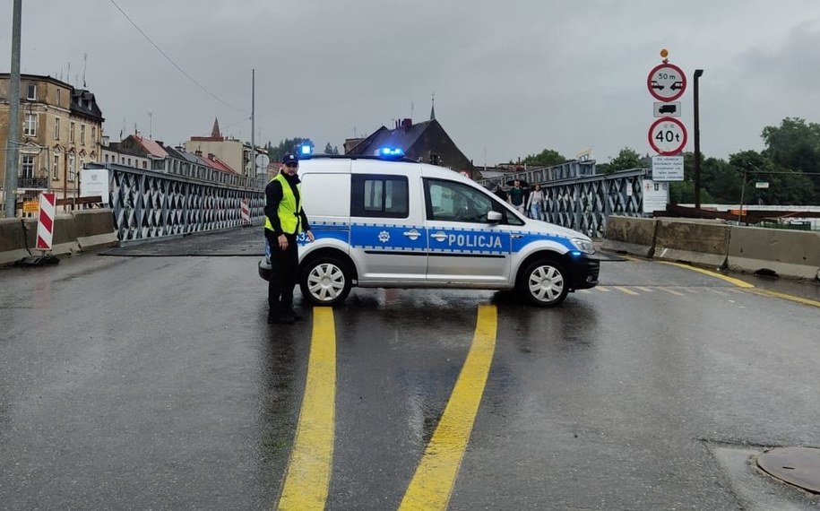 Zamknięty most tymczasowy w Głuchołazach /Policja Nysa /