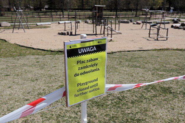 Zamknięty plac zabaw na terenie Białowieskiego Parku Narodowego w Białowieży / 	Artur Reszko    /PAP
