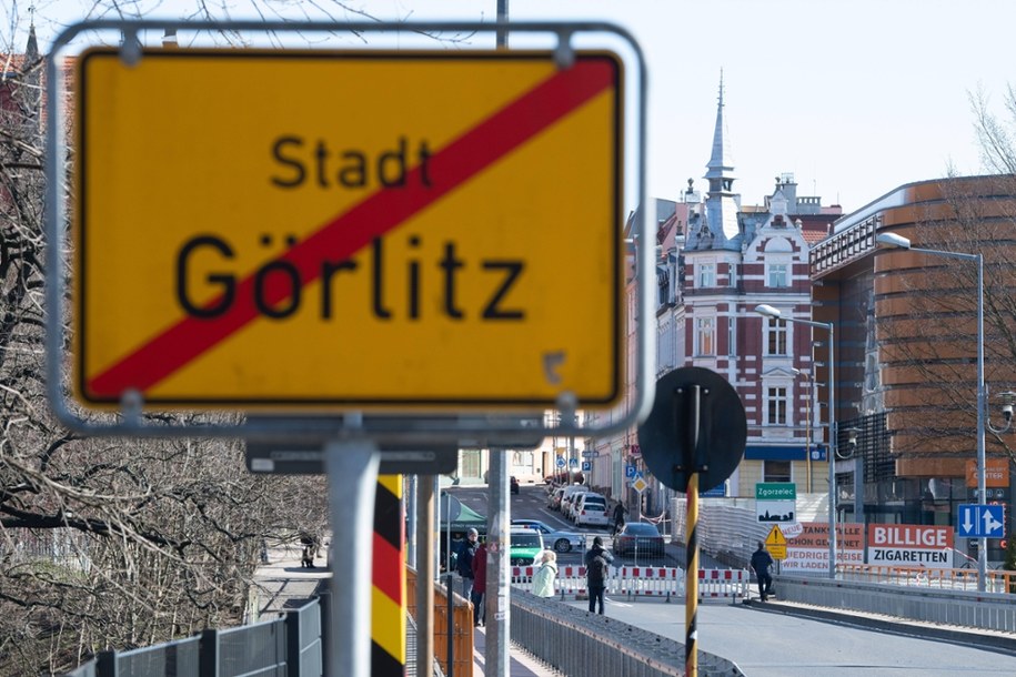 Zamknięty przejazd na moście łączącym Zgorzelec i Görlitz na zdjęciu archiwalnym z marca 2020 roku /Sebastian Kahnert  /PAP/EPA