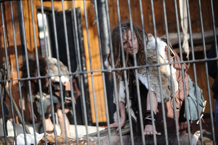 Zamknięty w klatce gatunek homo sapiens.Ekspozycja "Jaskiniowiec" w warszawskim ZOO /Jacek Turczyk /PAP