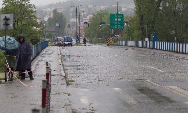 Zamknięty z powodu alrmu powodziowego most na Wiśle w Skoczowie /Andrzej Grygiel /PAP