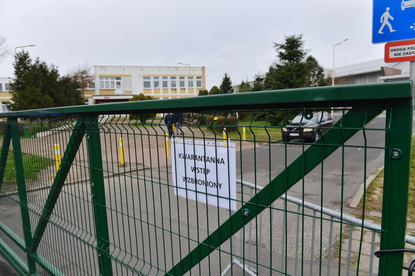 Zamknięty Zespół Szkół im. I. Łukasiewicza w Policach. W związku z decyzją Państwowego Powiatowego Inspektora Sanitarnego w Policach wychowankowie wraz z wychowawcami zostali objęci kwarantanną / 	Marcin Bielecki    /PAP