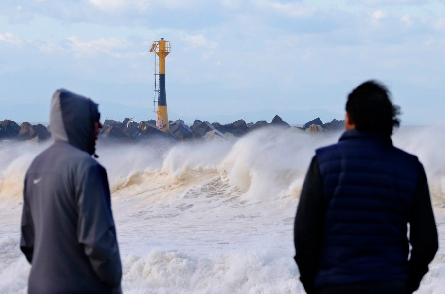 Zamkniętych było z powodu sztormu dziewięć portów morskich /GUILLAUME HORCAJUELO  /PAP/EPA