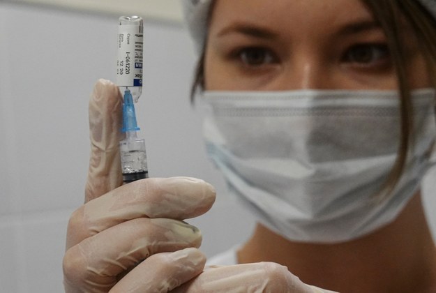 Zamówienie na rosyjską szczepionkę przeciwko Covid-19 złożyło już ponad 50 państw świata. /Sergei Ilnitsky /PAP/EPA