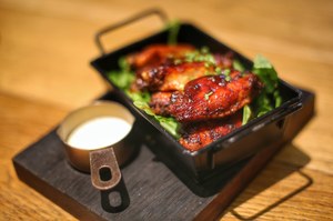 Zamówił skrzydełka z kurczaka. Teraz pozywa restaurację