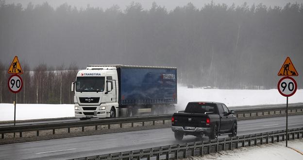 Zamrożono m.in. pieniądze na dokończenie budowy drogi S8 /PAP