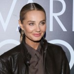 Zamszowy blond to hit nadchodzącej zimy. Ta koloryzacja odejmuje lat i pasuje każdej kobiecie