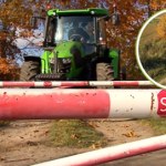 przejazd kolejowy Zamykane na kłódkę rogatki na nieczynnej linii kolejowej. "Muszę zejść, otworzyć i pozamykać"