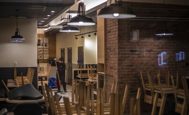 Zamykanie szkół, krótsza praca restauracji, zakazanie wesel: Dzisiaj decyzje rządowego sztabu kryzysowego