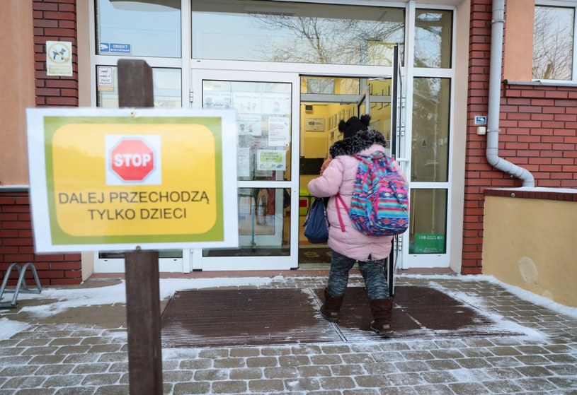 "Zamykanie szkół nie powinno być pierwszym środkiem zaradczym przy wzroście zachorowań" - zwracają uwagę /Piotr Molecki/East News /East News