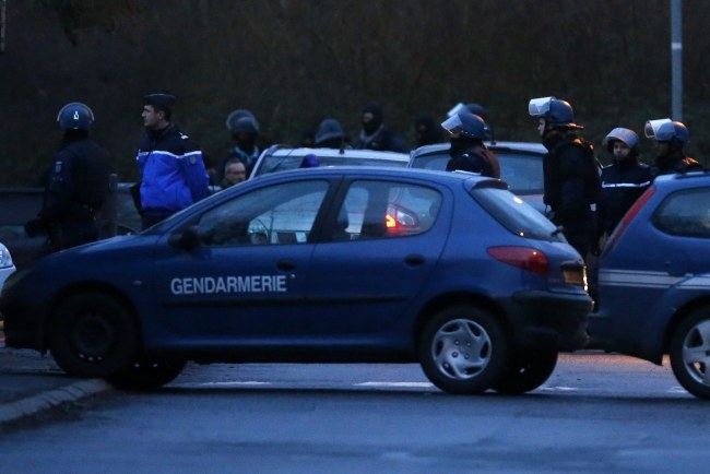 Żandarmeria przed szturmem na drukarnię, w której ukrywali się bracia Kouachi /ETIENNE LAURENT /PAP/EPA