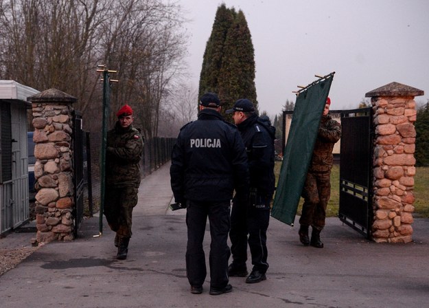 Żandarmeria wojskowa i policja przed cmentarzem parafialnym warszawskiej parafii pw. św. Zofii Barat /Marcin Obara /PAP