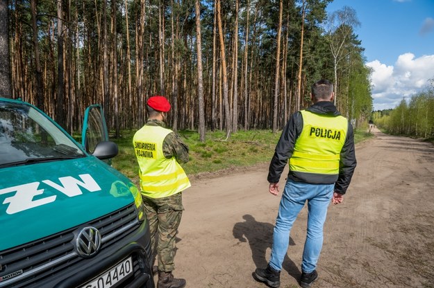 Żandarmeria Wojskowa w pobliżu miejsca odnalezienia szczątków rosyjskiej rakiety /Tytus Żmijewski /PAP