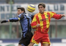 Zanetti i Pinardi walczą o piłkę. Inter-Lecce 2:1 /AFP