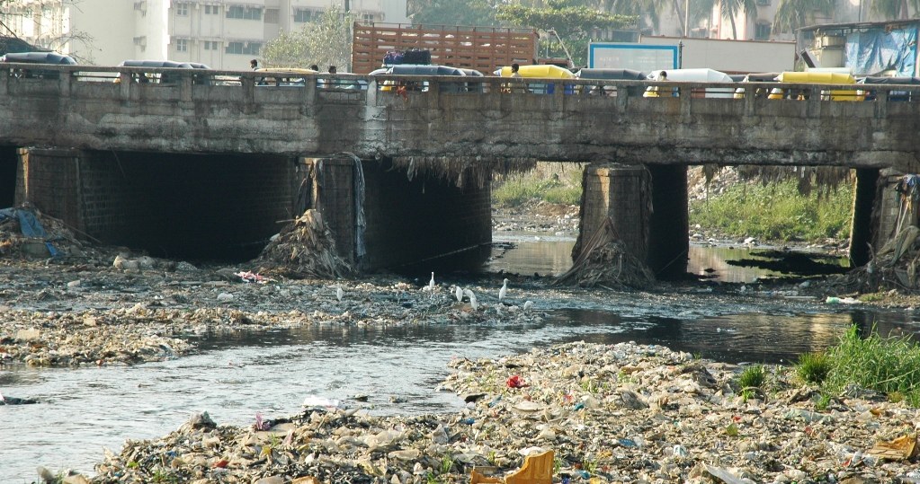 Zanieczyszczenia na rzece Oshiwara w Bombaju /Jan jörg /Wikimedia