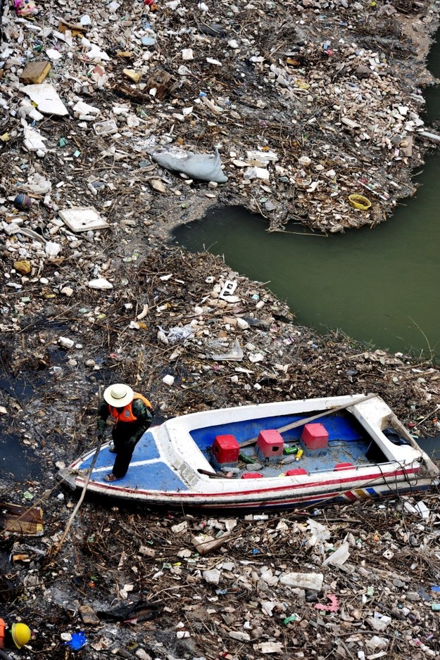 Zanieczyszczona rzeka przepływająca przez chińskie miasto Ruian /Bing Han /PAP/EPA