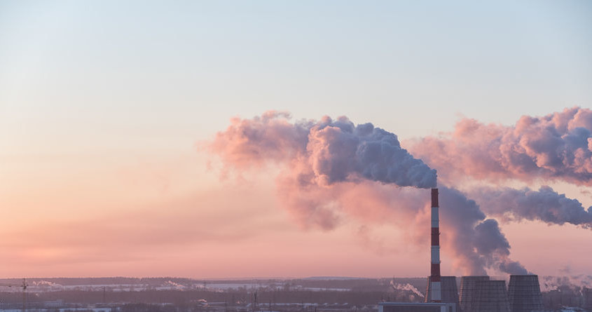 Zanieczyszczone powietrze z zewnątrz przenika do pomieszczeń wewnątrz budynków, w czasie ich wietrzenia czy też za sprawą wentylacji /123RF/PICSEL