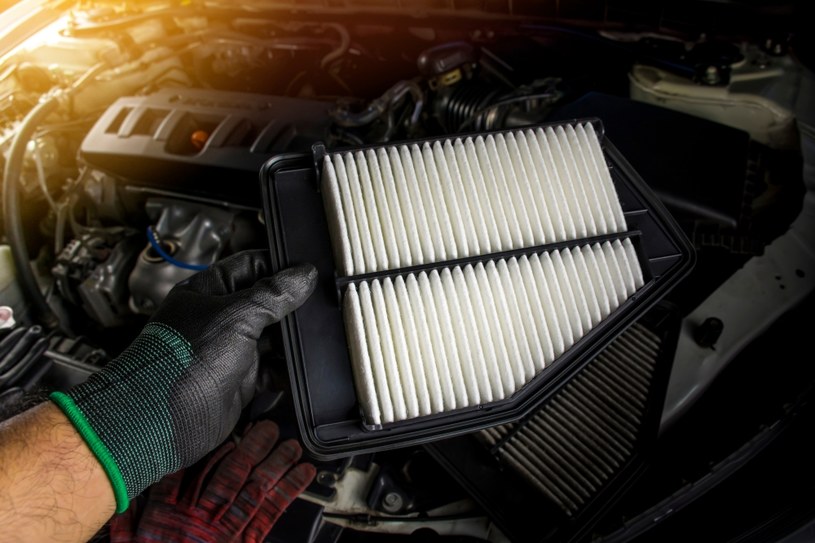 Zanieczyszczony filtr powietrza może prowadzić do problemów z silnikiem w samochodzie /123rf.com /123RF/PICSEL