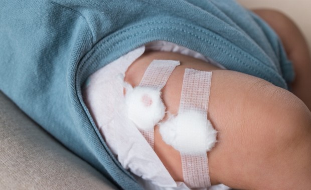 Zaniedbane niemowlę trafiło na OIOM. Zachowanie rodziców zdumiewa