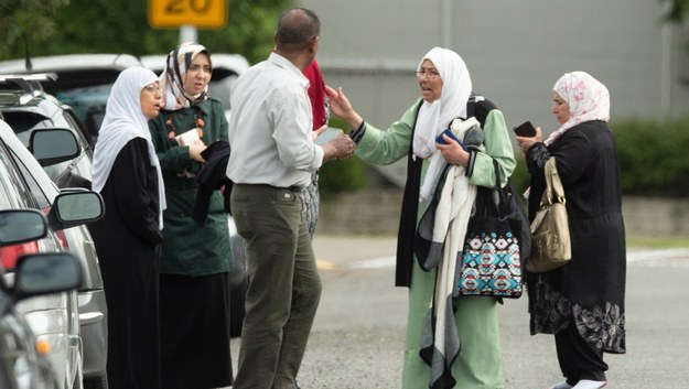 Zaniepokojone o los najbliższych rodziny czekają przed jednym z meczetów /Martin Hunter /PAP/EPA