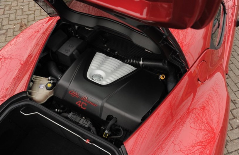Zanim 1,75-litrowa jednostka napędowa trafiła z Giulietty do 4C, została udoskonalona. Zmieniono w niej m.in. kanały ssące i zastosowano nową turbosprężarkę. Użycie aluminium do budowy korpusu obniżyło masę o 22 kg. Silnik rozwija teraz 240 KM oraz 350 Nm. /Motor