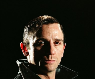 Zanim jednak Craig zaprezentowany został jako następca Pierce'a Brosnana, wystąpił jeszcze w dwóch ważnych dla siebie filmach. Jednym z nich był głośny obraz Stevena Spielberga "Monachium" (2005), opowiadający historię izraelskiej specgrupy, która otrzymała zadanie zabicia członków palestyńskiej terrorystycznej organizacji Czarny Wrzesień.

O wiele większym wyzwaniem była jednak rola w filmie "Bez skrupułów" (2006), opowiadającym o relacji łączącej amerykańskiego pisarza Trumana Capote'a (Tobey Jones) z Perrym Smithem - jednym z bohaterów jego głośnej "dokumentalnej powieści" "Z zimną krwią". Kreacja Craiga jako oczekującego na wyrok śmierci zabójcy pozostaje jedną z najlepszych w jego karierze. I najmniej docenianych.