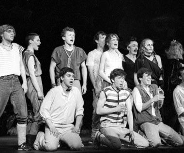 Zanim jednak stanął przed kinową kamerą, mogliśmy oglądać go w dyplomowym przedstawieniu "Złe zachowanie" w reżyserii Andrzeja Strzeleckiego na scenie Teatru Ateneum w Warszawie, w którym wystąpił m.in. u boku Janusza Jóżefowicza.