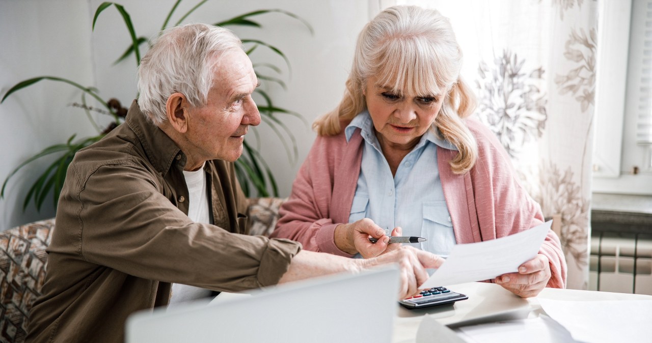 Zanim podejmiesz ostateczną decyzję o terminie przejścia na emeryturę, warto sprawdzić swój kapitał w ZUS i porównać możliwe warianty. /123RF/PICSEL