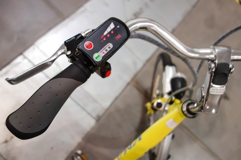Zanim samochody powinni się upowszechnić elektryczne rowery. Na razie problemem wciąż jest cena /Piotr Kamionka /Reporter
