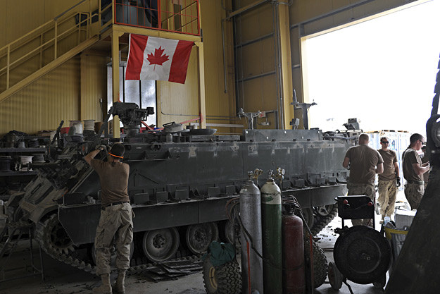 Zanim te transportery pojadą do Kanady zostanie z nich wymontowane całe uzbrojenie /AFP