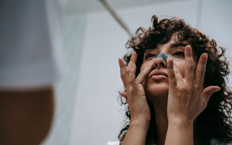 Zanim umówisz się do kosmetyczki, spróbuj jajecznej maski. Usuwa wągry szybciej, niż myślisz 