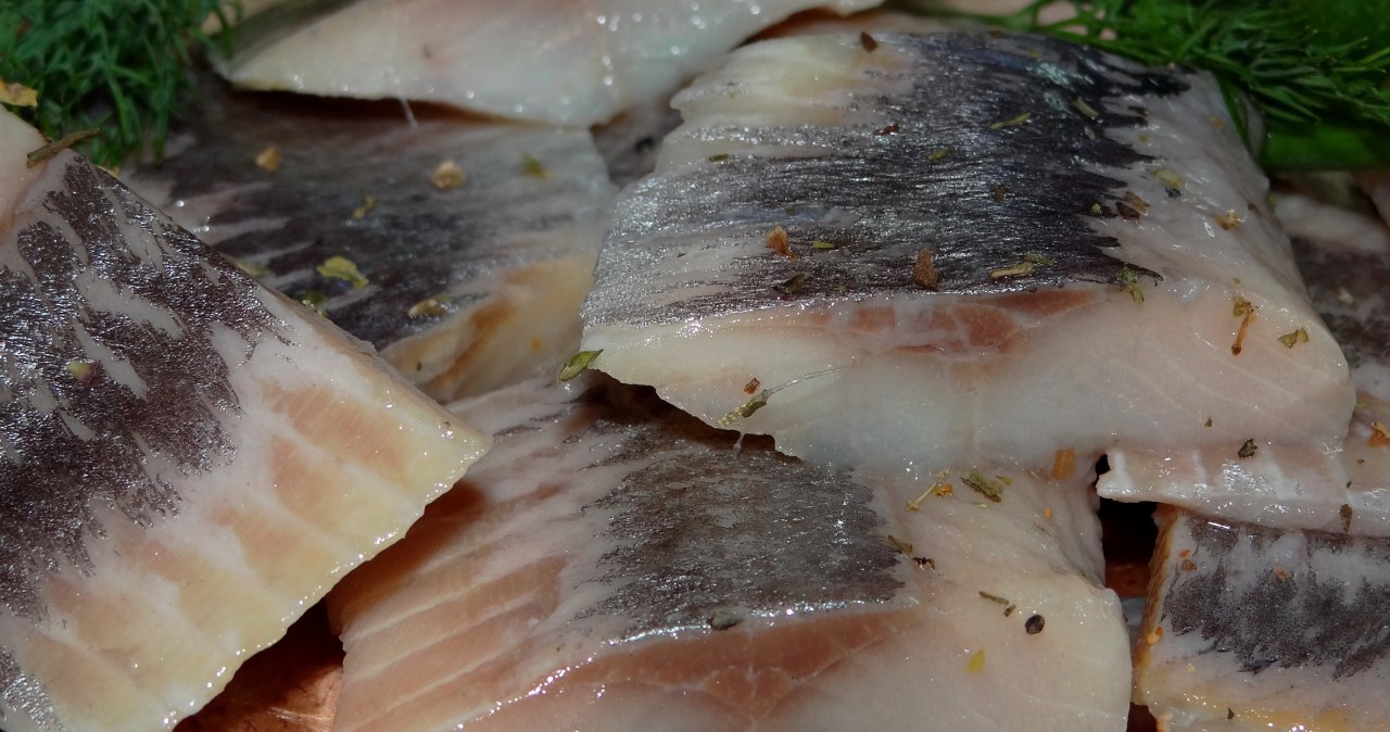 Zanim zabierzesz się za przygotowanie dań ze śledzi, warto je wymoczyć w wodzie /valentinaazhgirevich /123RF/PICSEL