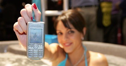 Zanim założysz, zadzwoń! Na zdjęciu: prezentacja osłonki  z lateksu na komórkę, Las Vegas, 2007 rok /AFP