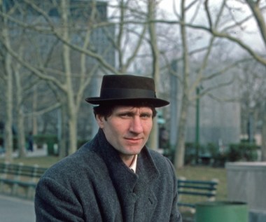 Zanim został gwiazdą sitcomu "Świat według Bundych", O'Neill próbował swych sił na Broadwayu w sztuce "Knockout", w której wcielił się w boksera. To właśnie na teatralnych deskach zobaczył go William Friedkin i zaoferował młodemu aktorowi pierwszą kinową rolę - detektywa w dramacie "Zadanie specjalne".

Kilka lat później aktor został obsadzony w roli nowojorskiego detektywa Jimmy'ego "Popeye'a" Doyle'a - głównego bohatera planowanego serialu "Popeye Doyle". W postać tą po raz pierwszy wcielił się Gene Hackman w klasycznym "Francuskim łączniku". Dwugodzinny film, będący rodzajem telewizyjnego pilota, mimo chwalonej przez krytyków kreacji O'Neilla, nie doczekał się jednak serialowej kontynuacji.