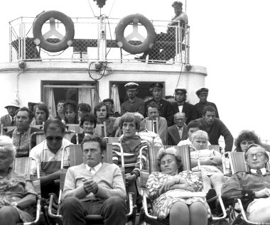 Zanim zrealizował najsłynniejszy film w swej reżyserskiej karierze, Piwowski był dokumentalistą. Na jego koncie znajdują się klasyczne już pozycje polskiej szkoły dokumentu: "Muchotłuk", "Pożar! Pożar! Coś nareszcie dzieje się", "Sukces" czy "16 mieć lat".

W 1970 roku powstała najbardziej odjechana polska komedia - "Rejs"."Siedzieliśmy sobie na murku koło hotelu Bristol. Był piękny słoneczny dzień. Marek powiedział: 'A może zrobimy film? Po Wiśle płynie wycieczka statkiem. I ten statek osiada na mieliźnie'. Spodobało nam się. Że niby statek to Polska, źle sterowana i płynąca bez sensu. Czuliśmy, że to dobry temat" - historię narodzenia się pomysłu na film opowiedział Jerzy Karaszkiewicz.

 
 