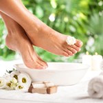 Zanurz stopy w naturalnej kąpieli. Odkryj domowy sposób na gładkie pięty na jesień