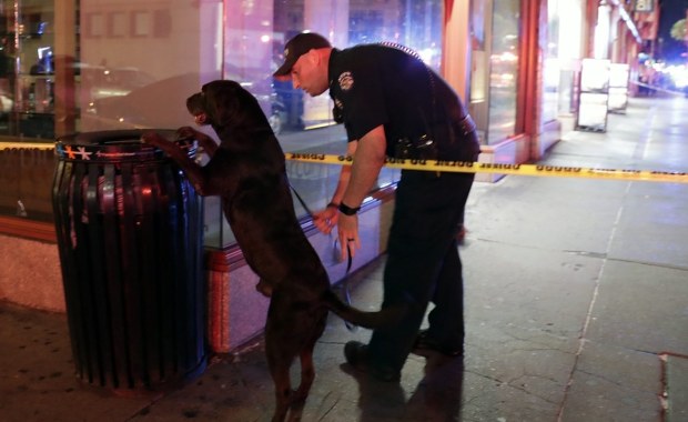 Zaostrzone środki bezpieczeństwa, policja na ulicach. Wciąż szukają sprawcy wybuchu na Manhattanie