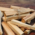 Zapach palo santo koi nerwy i łagodzi ból. Nie lubią go komary i mrówki