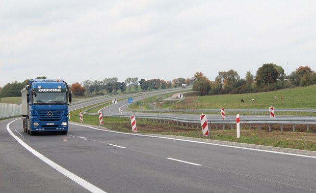 Zapada się droga S7 koło Miłomłyna. FILM