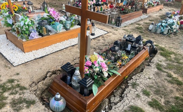 Zapadające się groby na legnickim cmentarzu. "Czasami trumny wypływały"