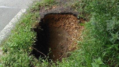 Zapadliska przy drodze niedaleko Trzebini. Największe zostało zasypane