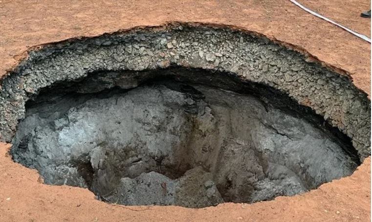 Zapadlisko ma 5 metrów głębokości /Jarosław Okoczuk /