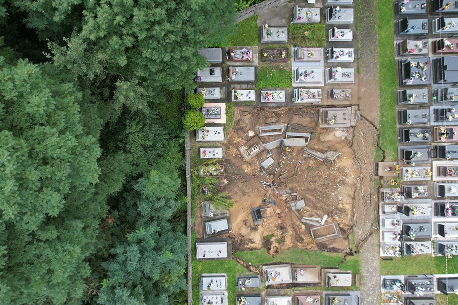 Zapadlisko na cmentarzu w Trzebini (zdj. z 20 września) /Jacek Skóra /RMF FM