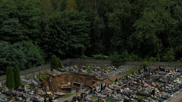Zapadlisko na cmentarzu w Trzebini /Jacek Skóra /RMF FM