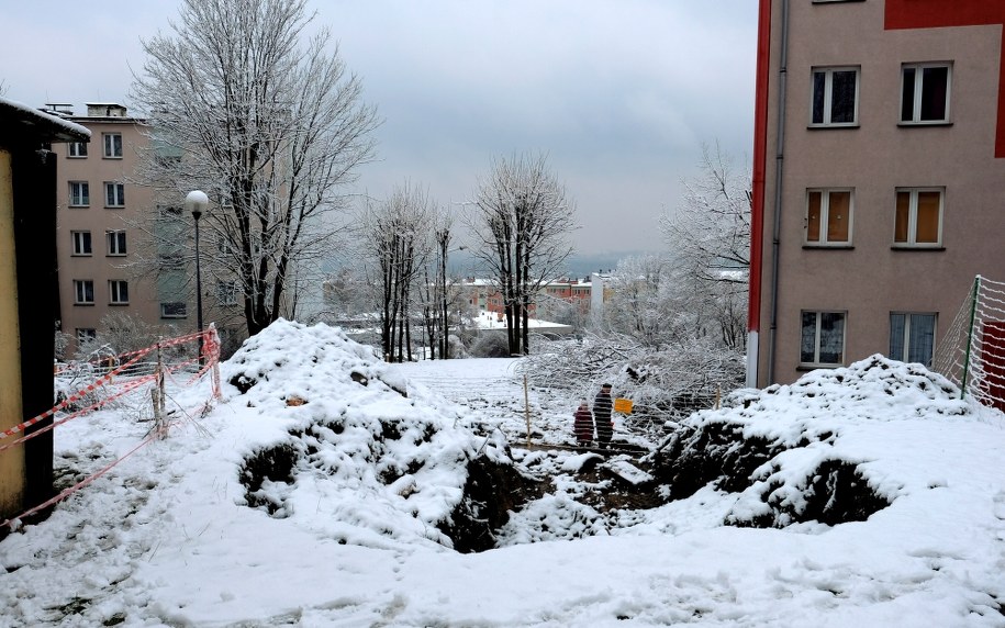 Zapadlisko na osiedlu w Jaworznie /Andrzej Grygiel /PAP