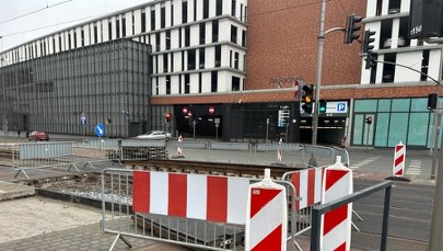 Zapadlisko w centrum Gdańska. Odkryto piwnice 