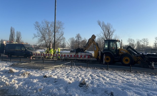 Zapadlisko w centrum stolicy. Warszawa sparaliżowana przez awarię wodociągów  