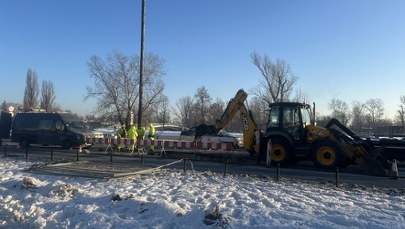 Zapadlisko w centrum stolicy. Warszawa sparaliżowana przez awarię wodociągów  